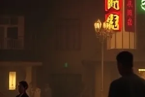 《逆流列车》密闭车厢走廊的长镜头截图